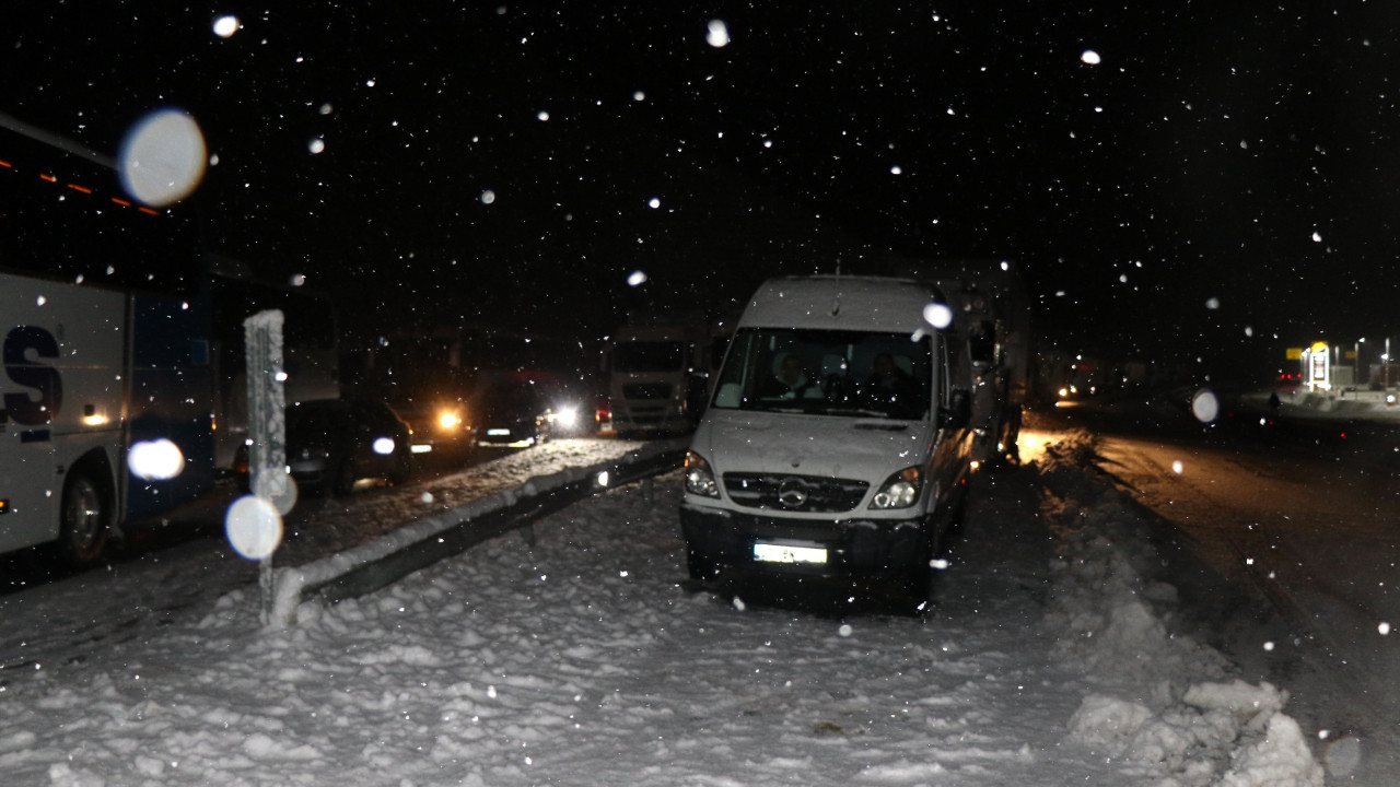 Gece başlayan kar yağışı yolları kilitledi