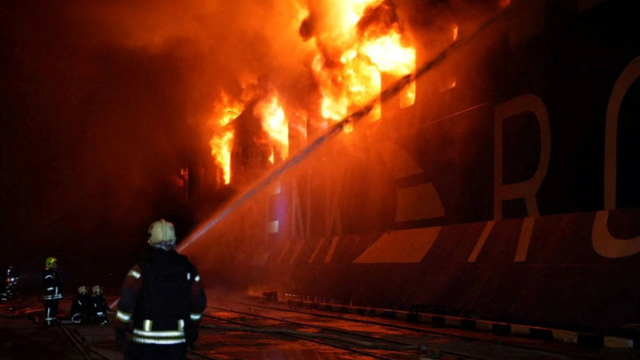 Ukrayna'da demirli Türk gemisi vuruldu