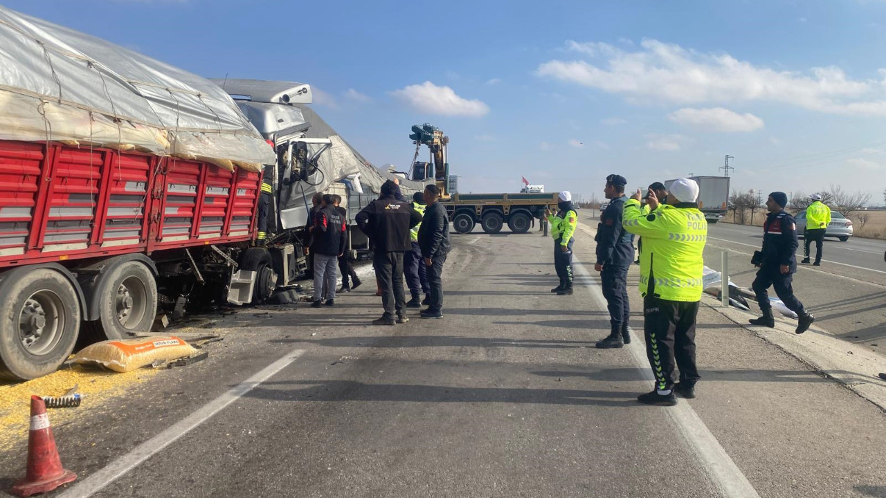 4 TIR zincirleme kaza yaptı: Ölü ve yaralılar var