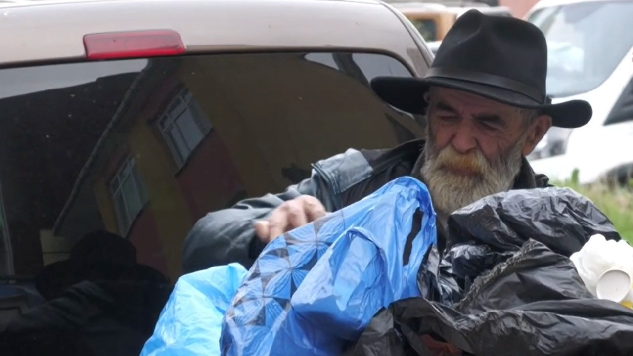 70 yaşında, emekli, kanser: 300 lira için kilometrelerce yürüyor