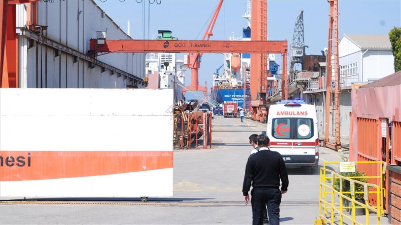 Tersanede iskele çöktü: Yaralılar var