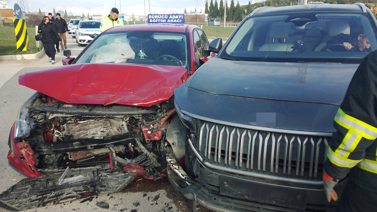 Direksiyon sınavında kaza yaptı: 4 yaralı