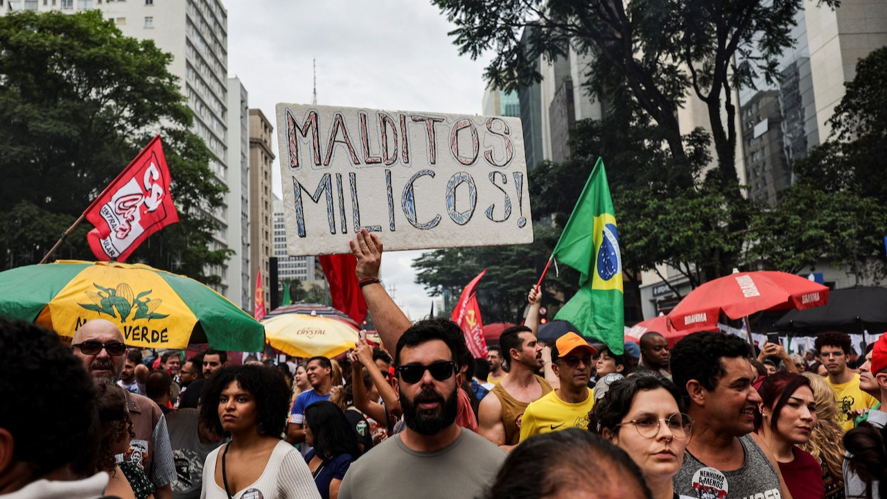 Halk af yasasına karşı sokağa döküldü