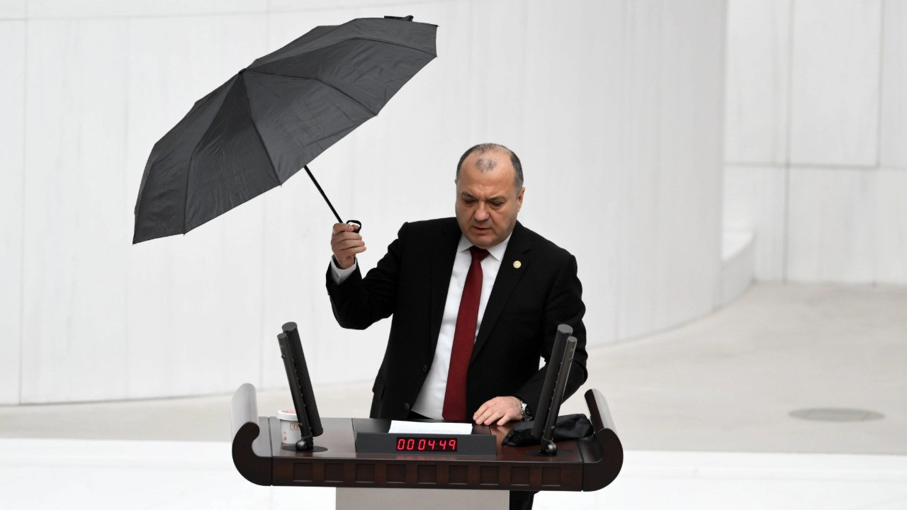 CHP'li Aygün kürsüye şemsiye ile çıktı: İklim krizi kapıda