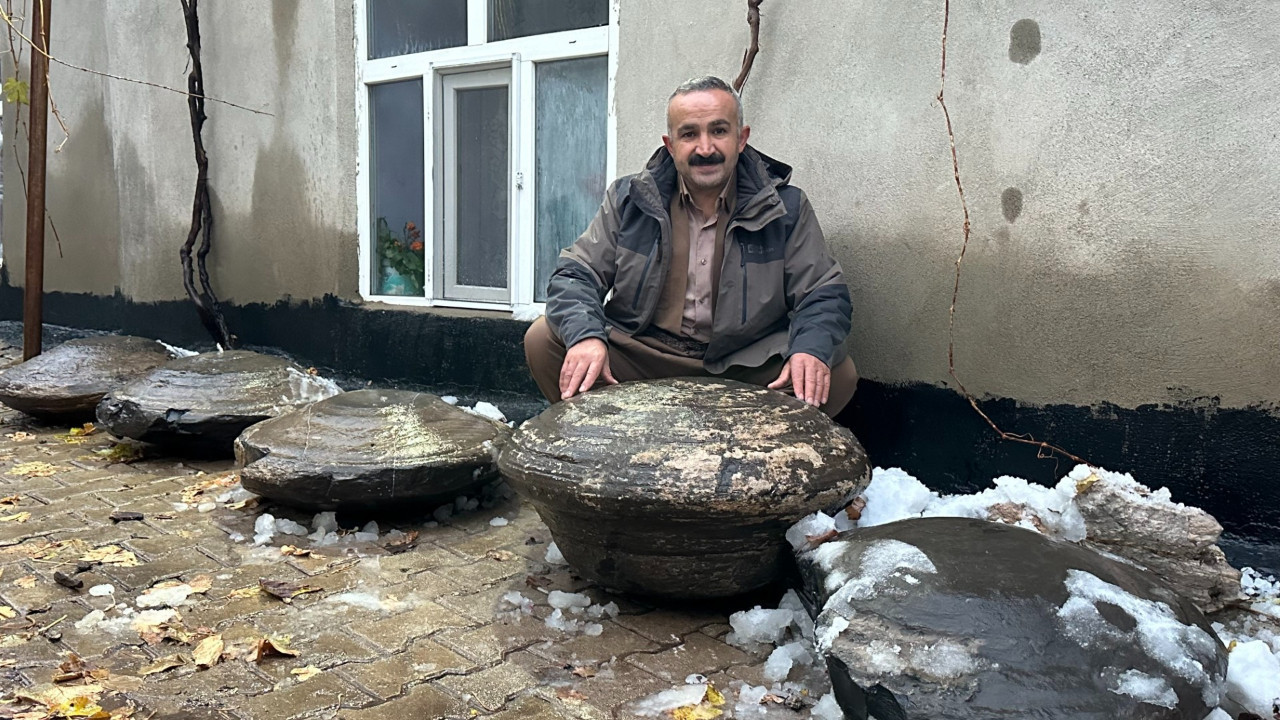 Gizemli taşları evinin önünde sergiliyor