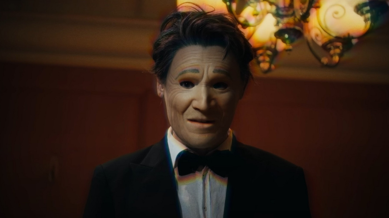 Maskeli yüzün sırrı çözüldü: Arkasından pop yıldızı çıktı