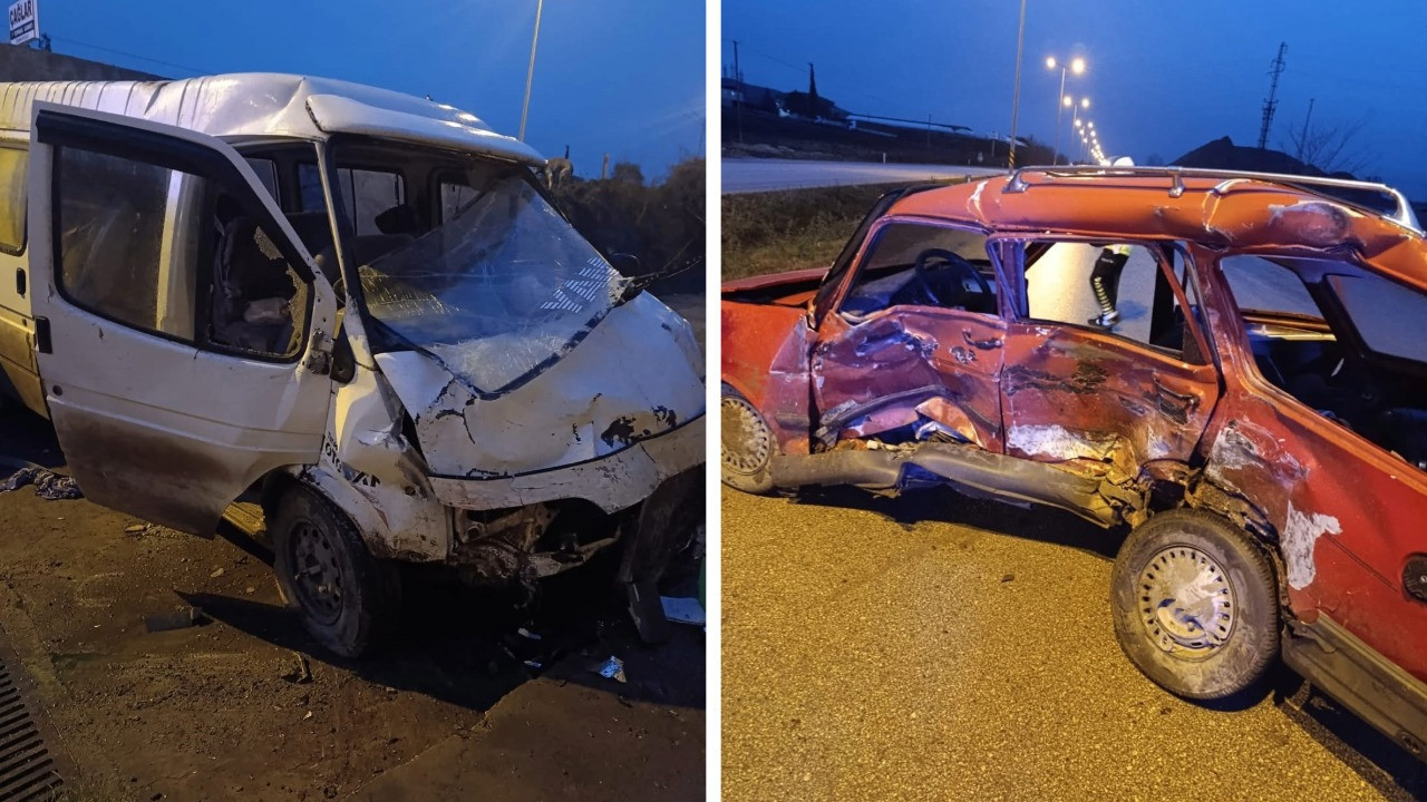 Servis minibüsü ile otomobil çarpıştı: 1 ölü, 10 yaralı