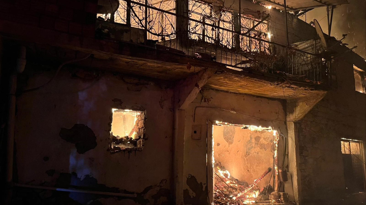 Mahalleyi alevler sardı: 1 ölü, 2 yaralı