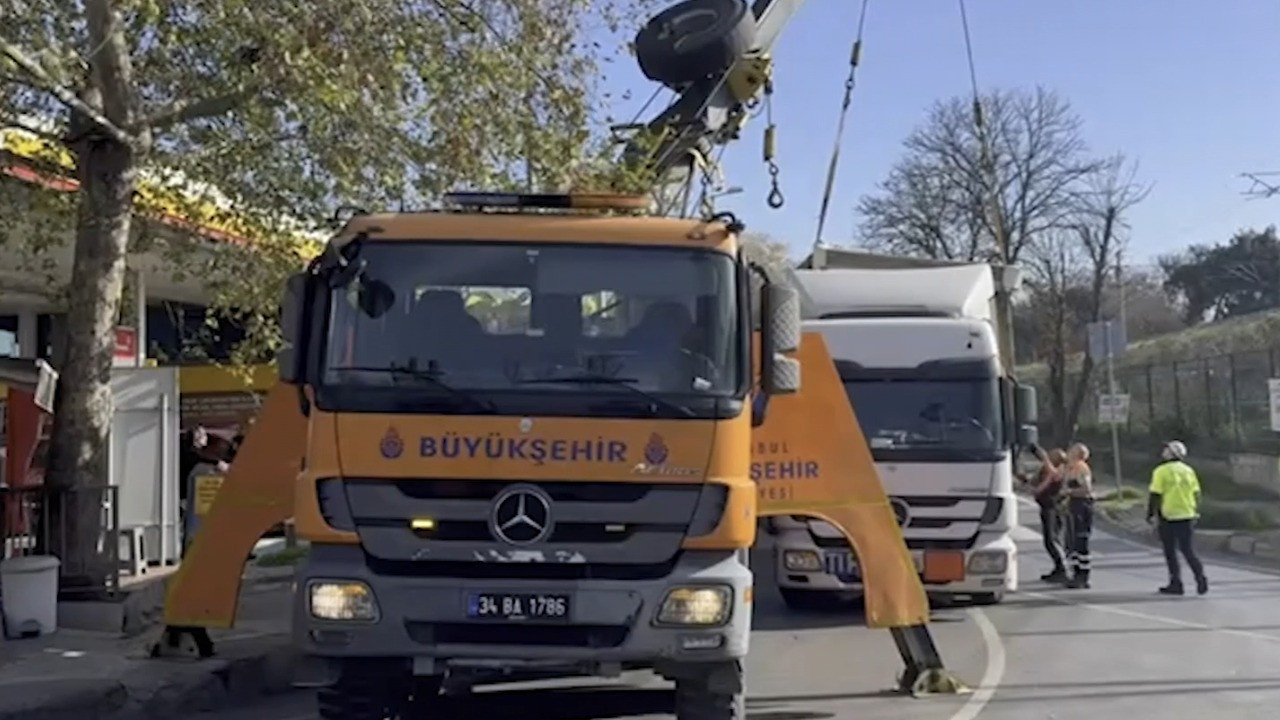 Bakırköy'de TIR'ın dorsesi üst geçide çarptı