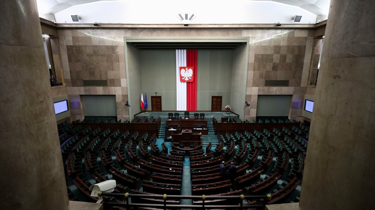 Parlamentoyu karıştıran sözler: Gerizekalılarla çalışmak mümkün değil