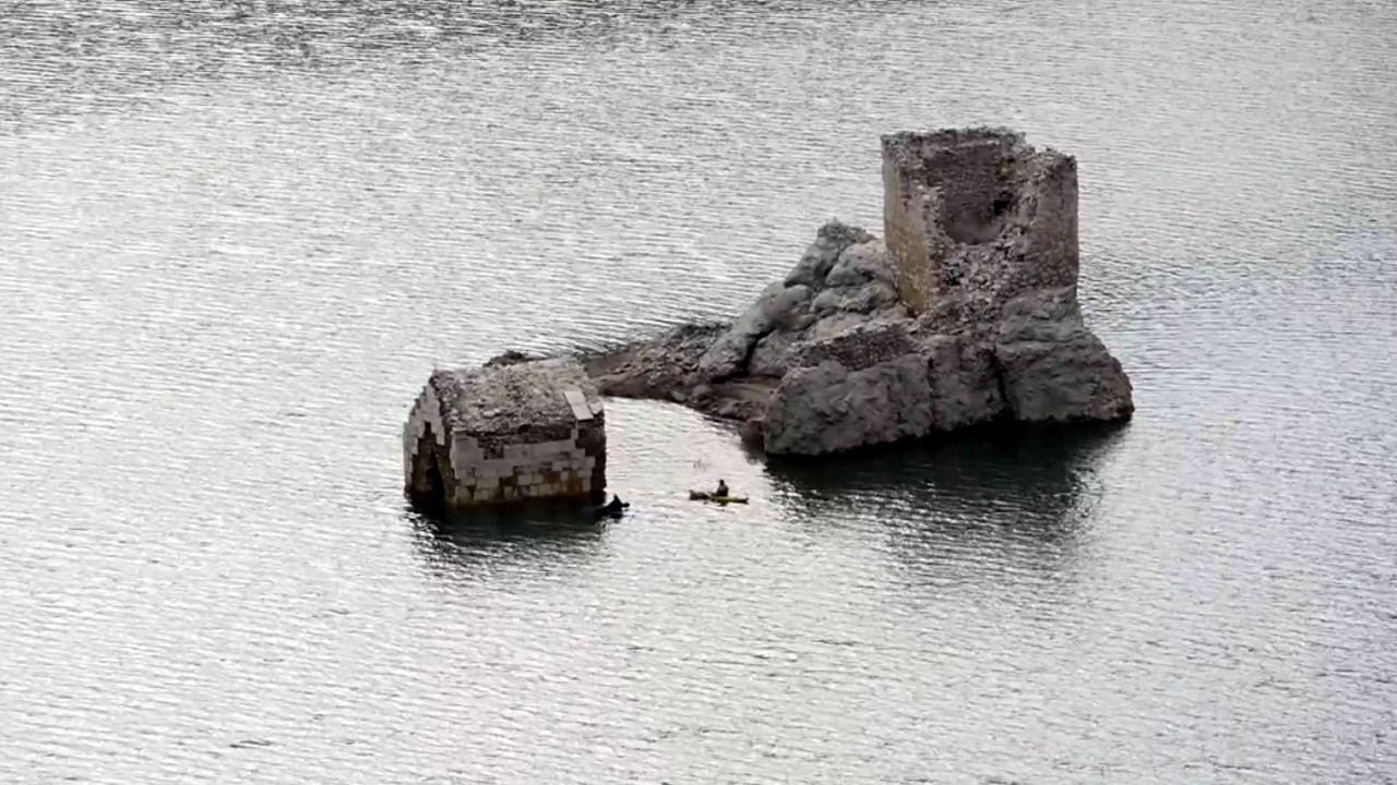 Yusufeli Barajı’nda sular çekildi: Orta Çağ kalesine kanoyla yolculuk
