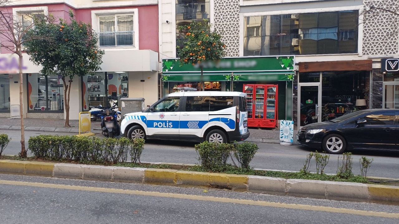 1 değil, 2 değil, tam 12 el sıkmış