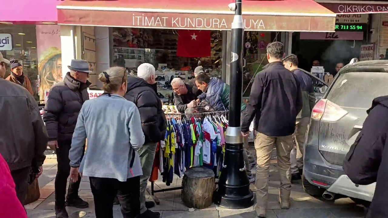 CHP binasını taşladı, gözaltına alındı