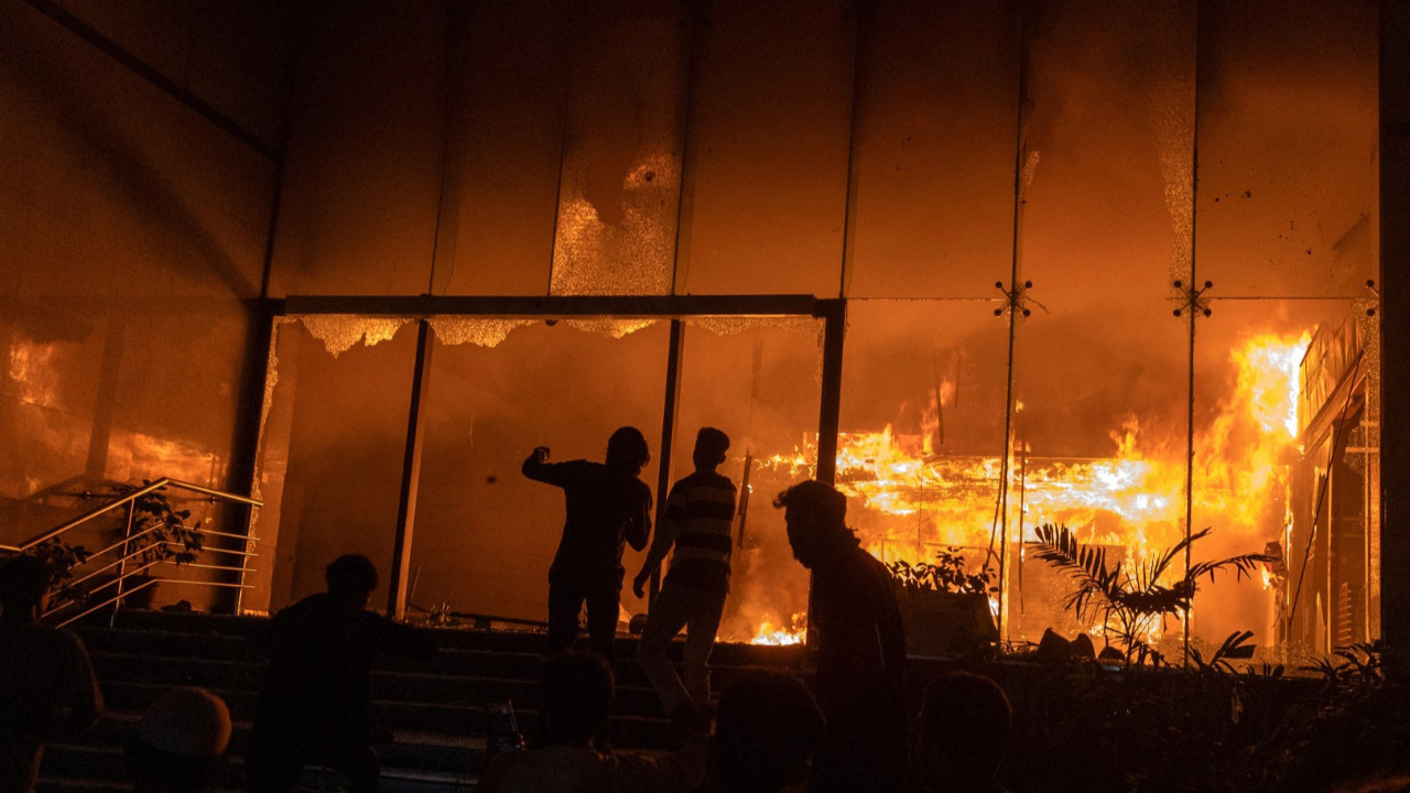 Genç liderin ölümü ülkeyi karıştırdı: Gazete binaları ateşe verildi