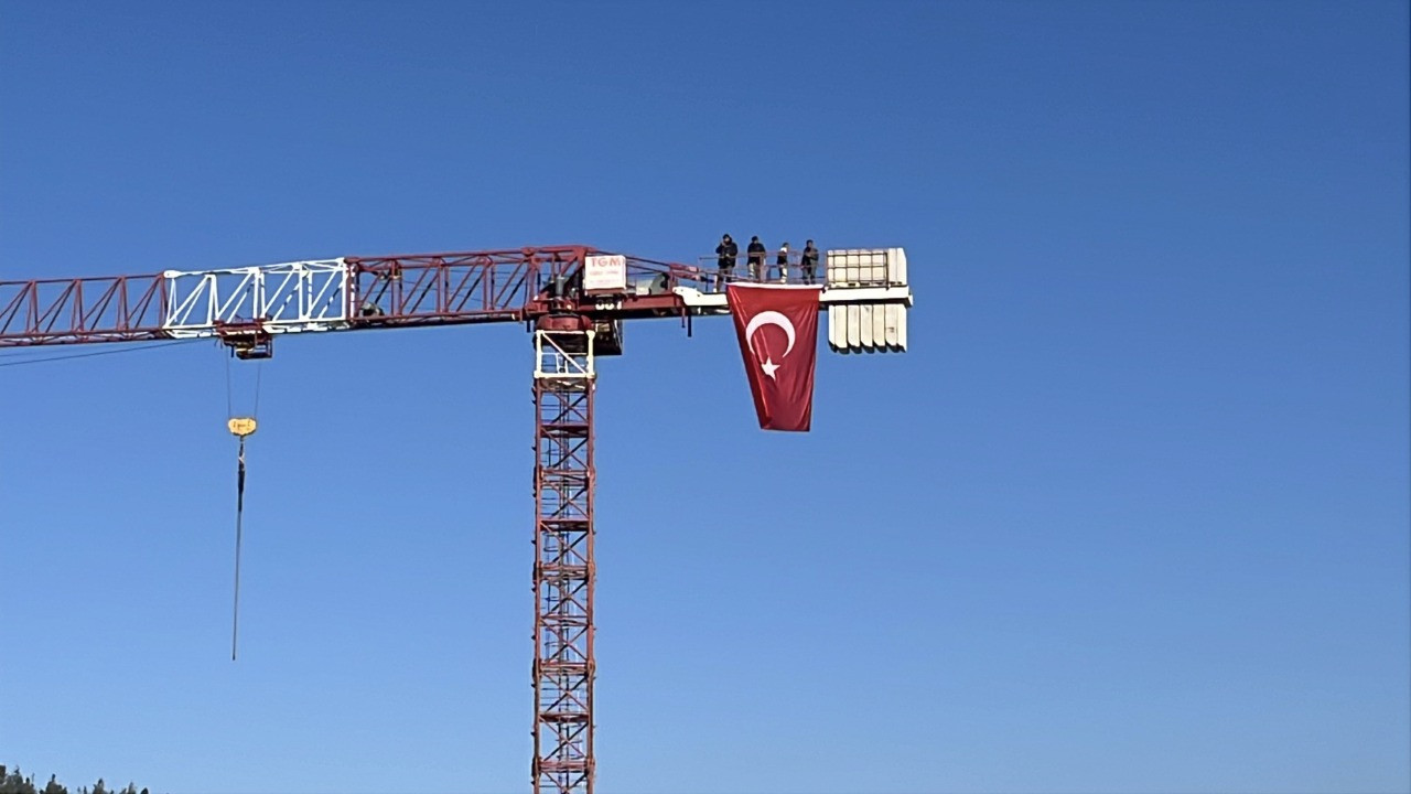 TOKİ inşaatında maaşlarını alamayan işçiler vinç üzerine çıkarak eylem yaptı