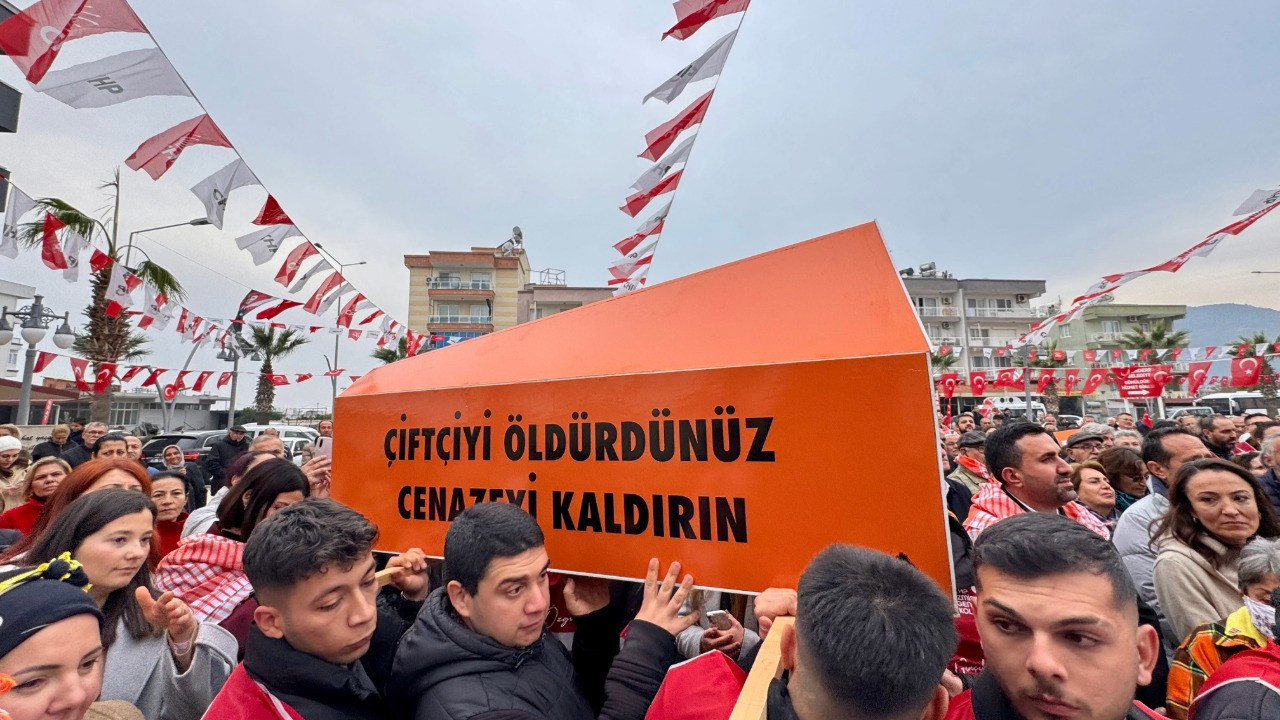 Mandalina üreticilerinden traktörlü konvoy: Çiftçi bitti