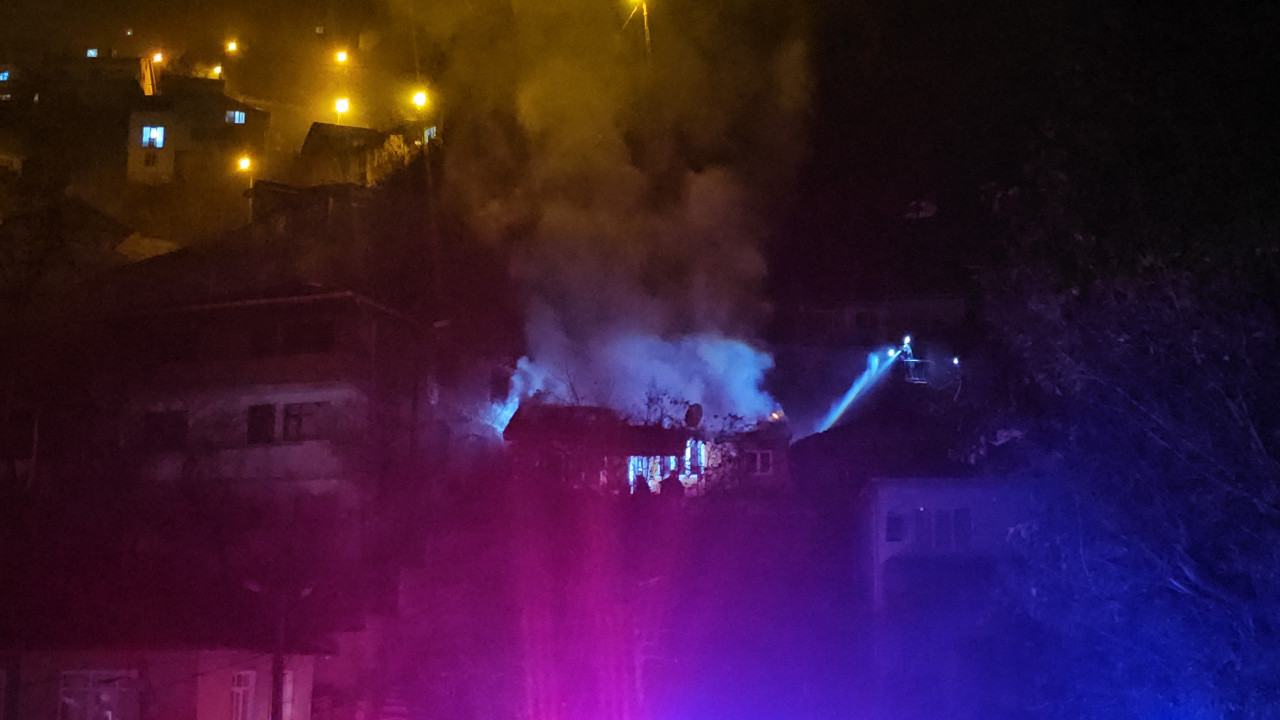 Papağan alevlerin ortasında kaldı