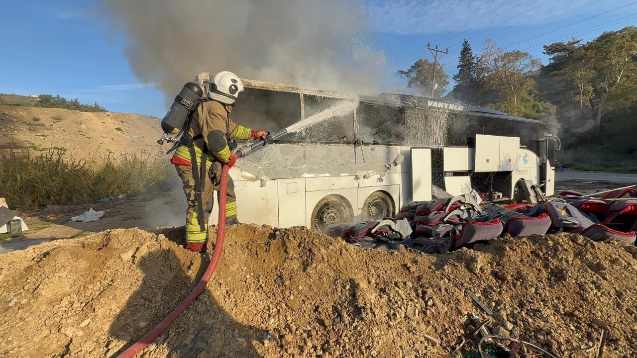 Park halindeki otobüs alev aldı