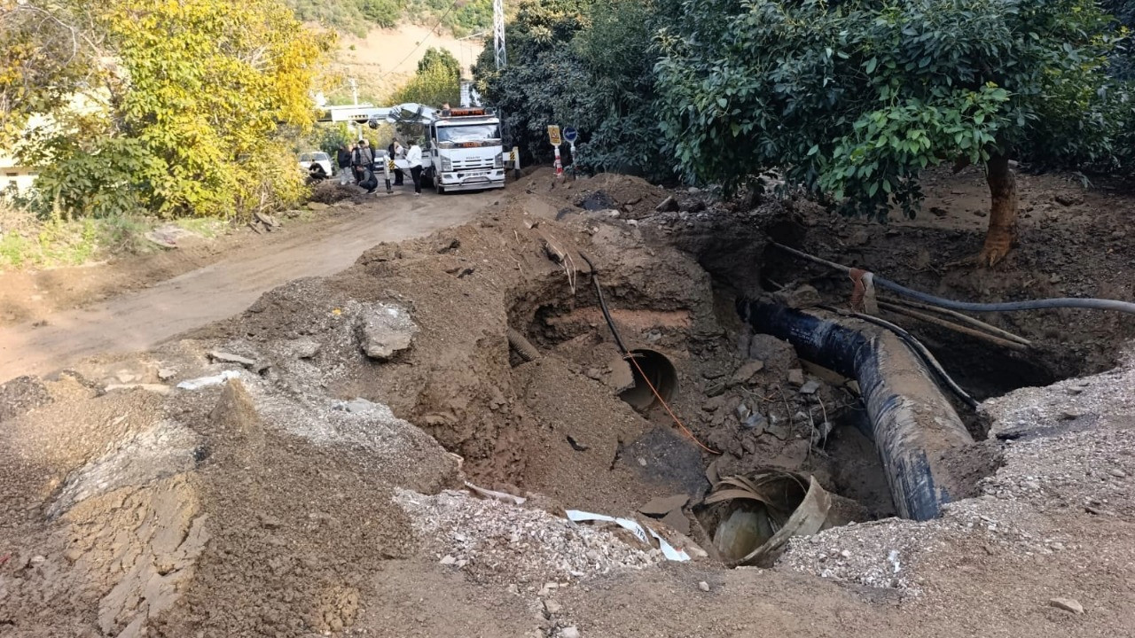Patlayan su borusu yolda göçüğe neden oldu
