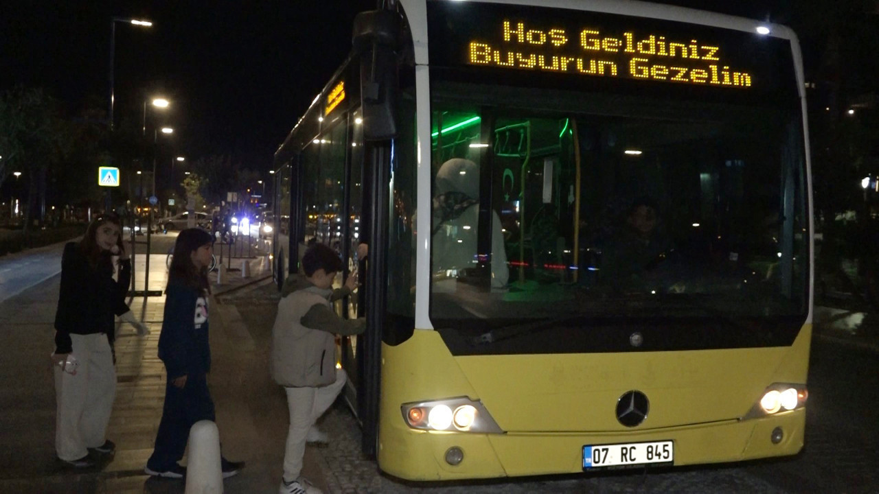 Karavan hayaliyle İETT otobüsü aldı, mahalleyi gezdiriyor