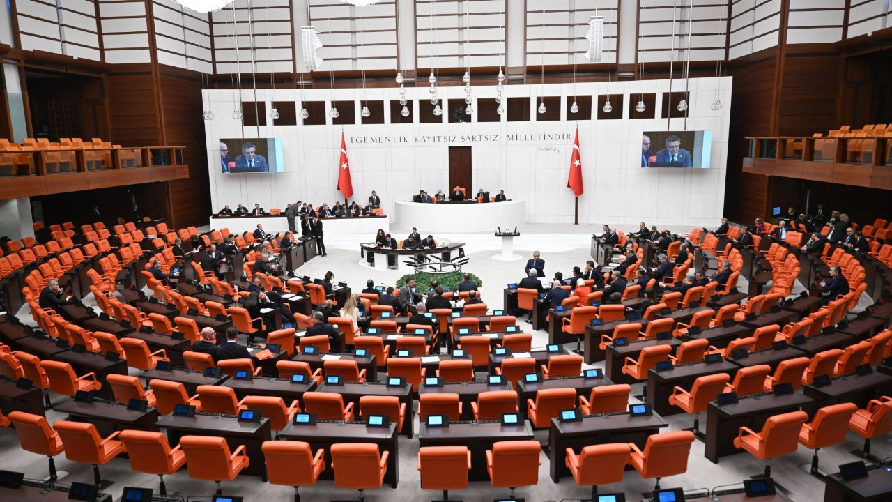 Kürsüye çıkar çıkmaz gerilim tırmandı: Utanmaz, düşkün