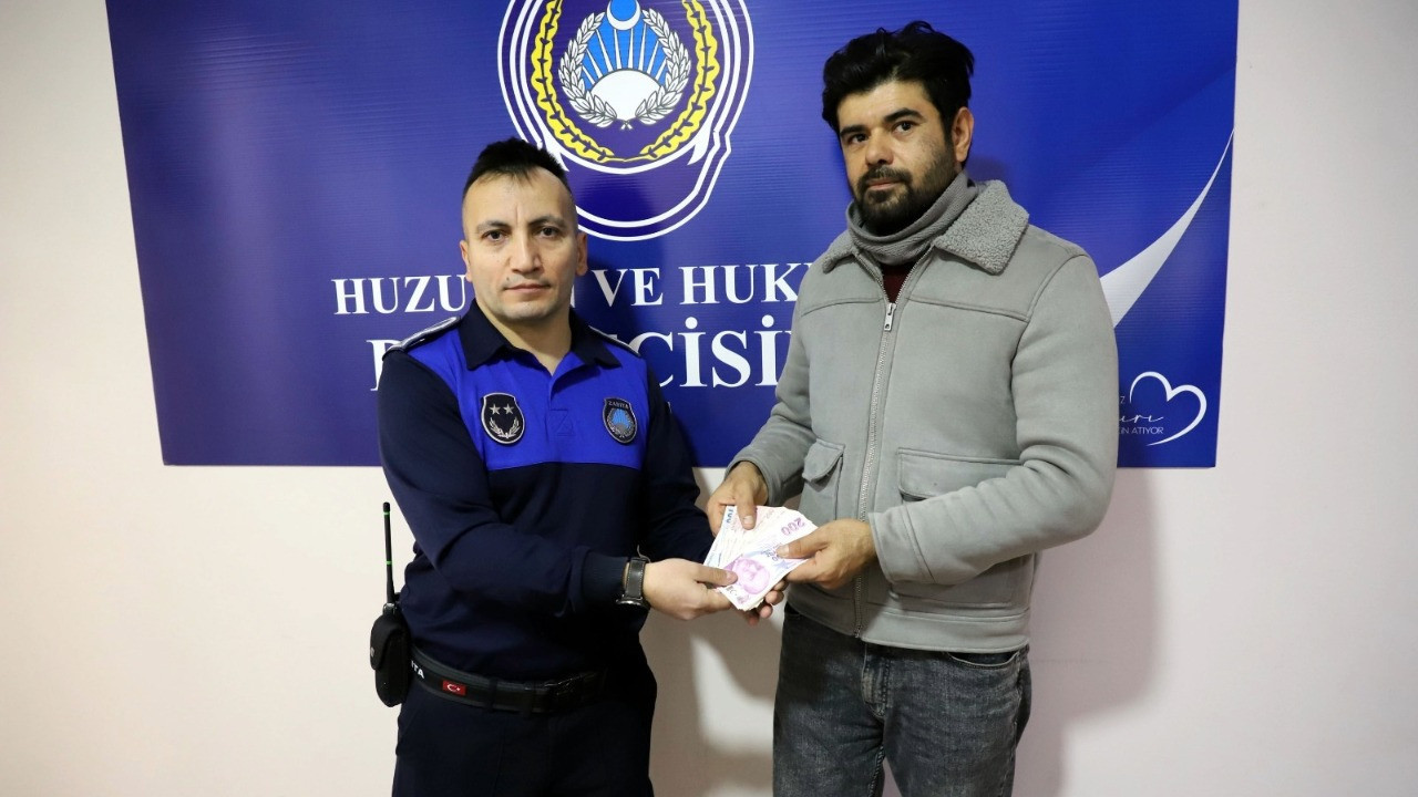 ATM'de unutulan para, sahibine ulaştırıldı