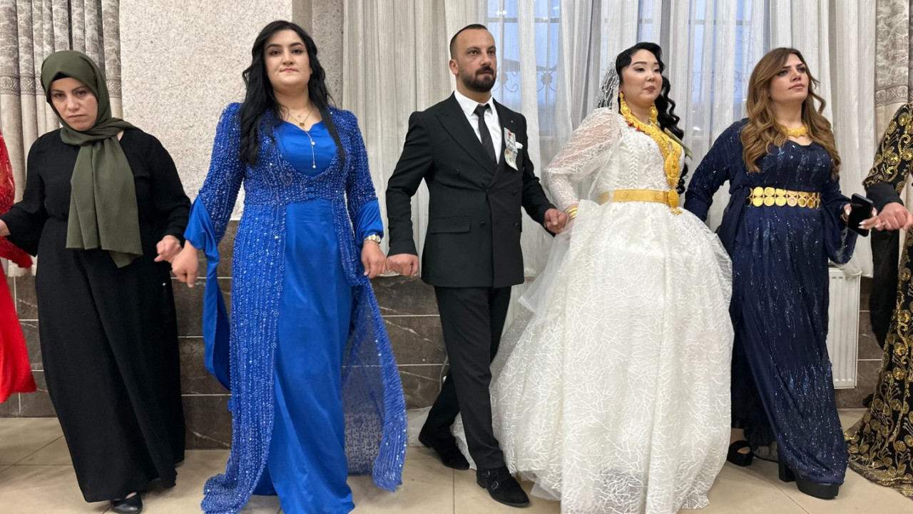 Kırgız gelin ve Yüksekovalı damat: Kargo şubesinde başlayan aşk