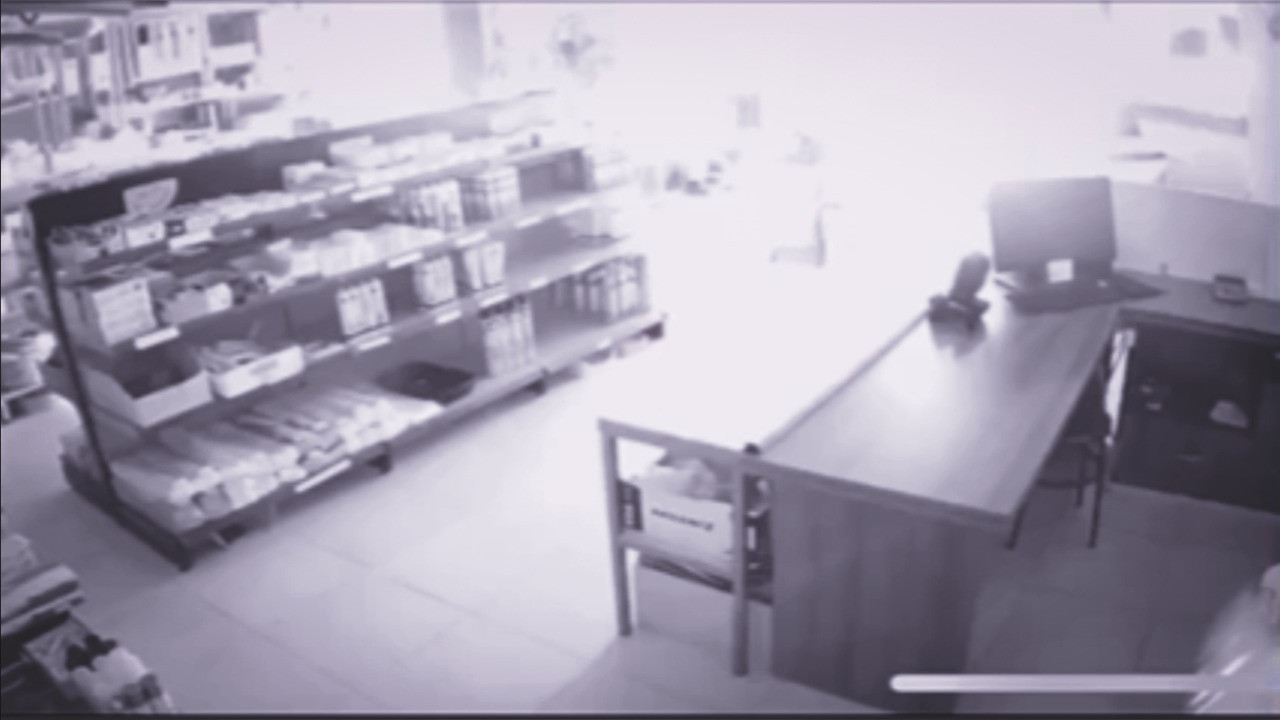 Parayı alamayınca babasına bela oldular, dükkana patlayıcı attılar