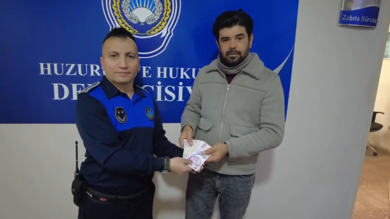 ATM'de unutulan para sahibine teslim edildi