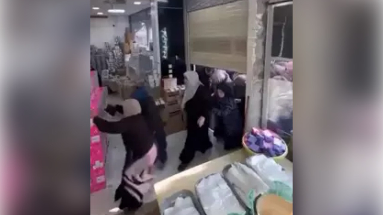 Çeyiz mağazası açılışında izdiham: İndirim heyecanı kontrolden çıktı