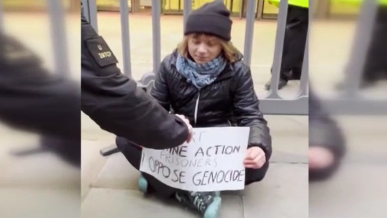 Greta Thunberg İngiltere'de gözaltına alındı