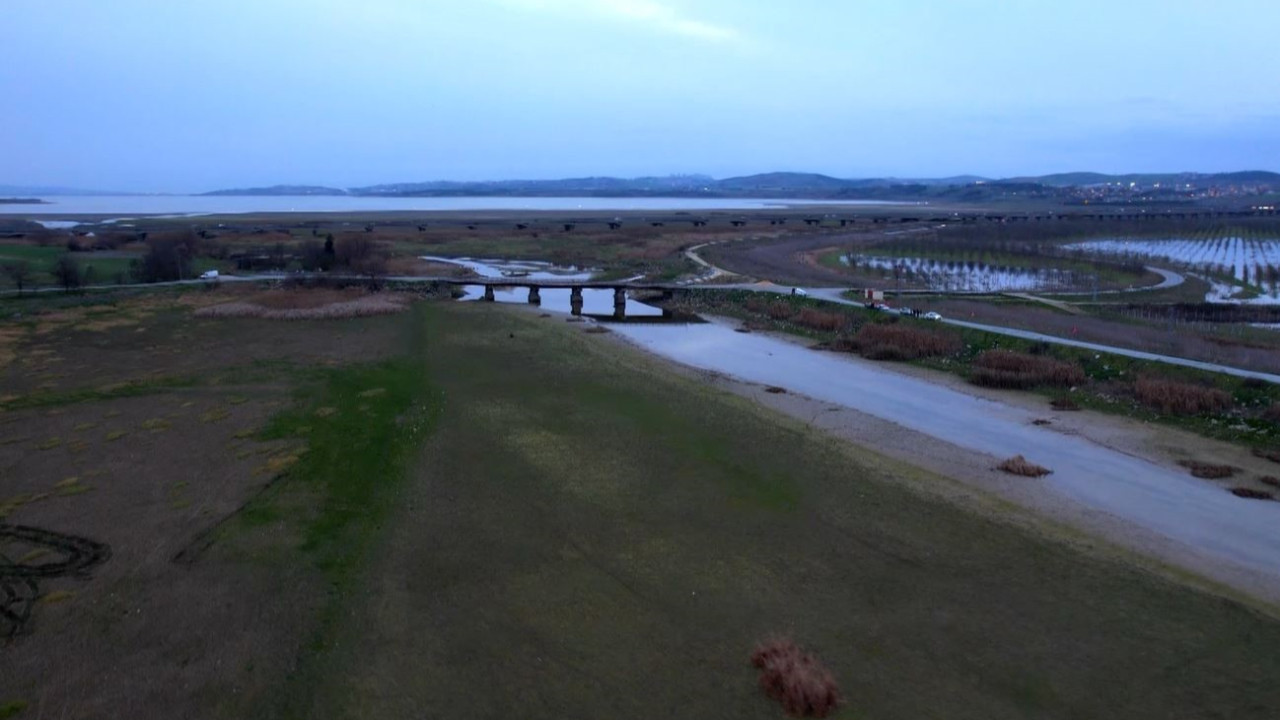 İstanbul kuruyor! Metrelerce çekilen sular havadan görüntülendi