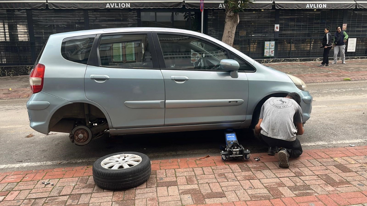 Sokaktaki tüm araçların lastiğini kesti