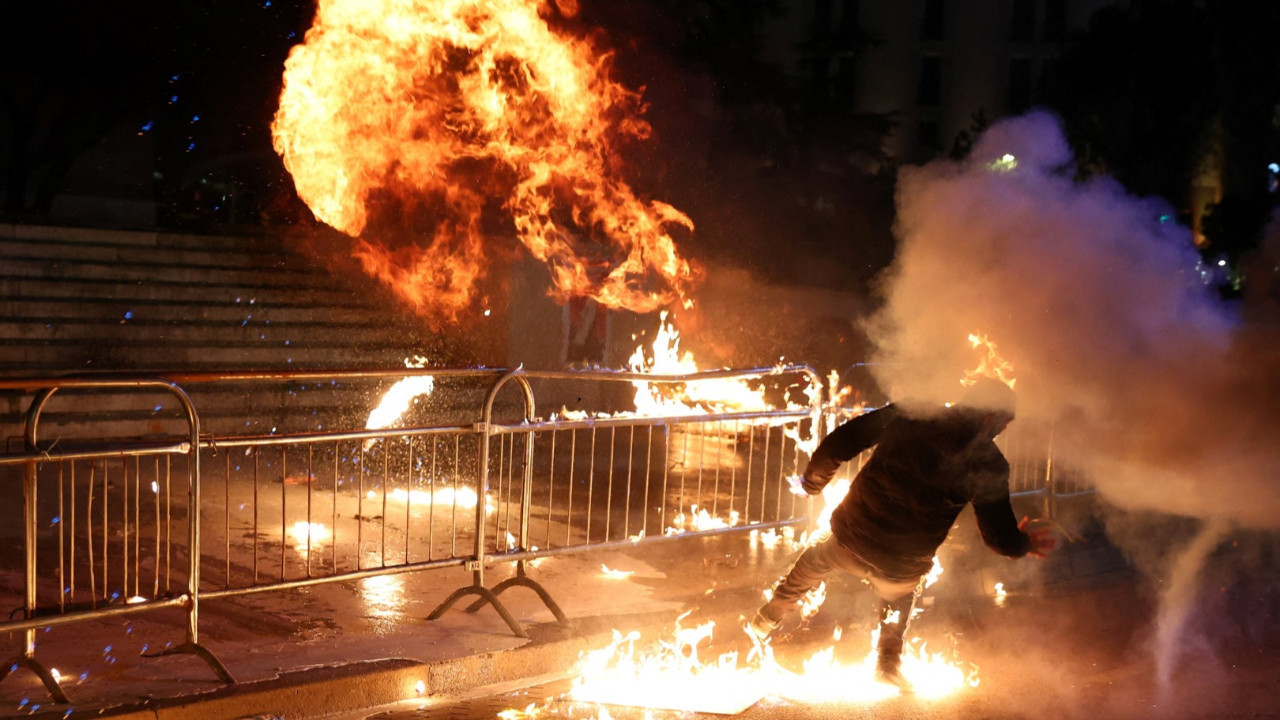 Yolsuzluk suçlaması Arnavutluk'u karıştırdı: Hükümet binasına motoloflu saldırı