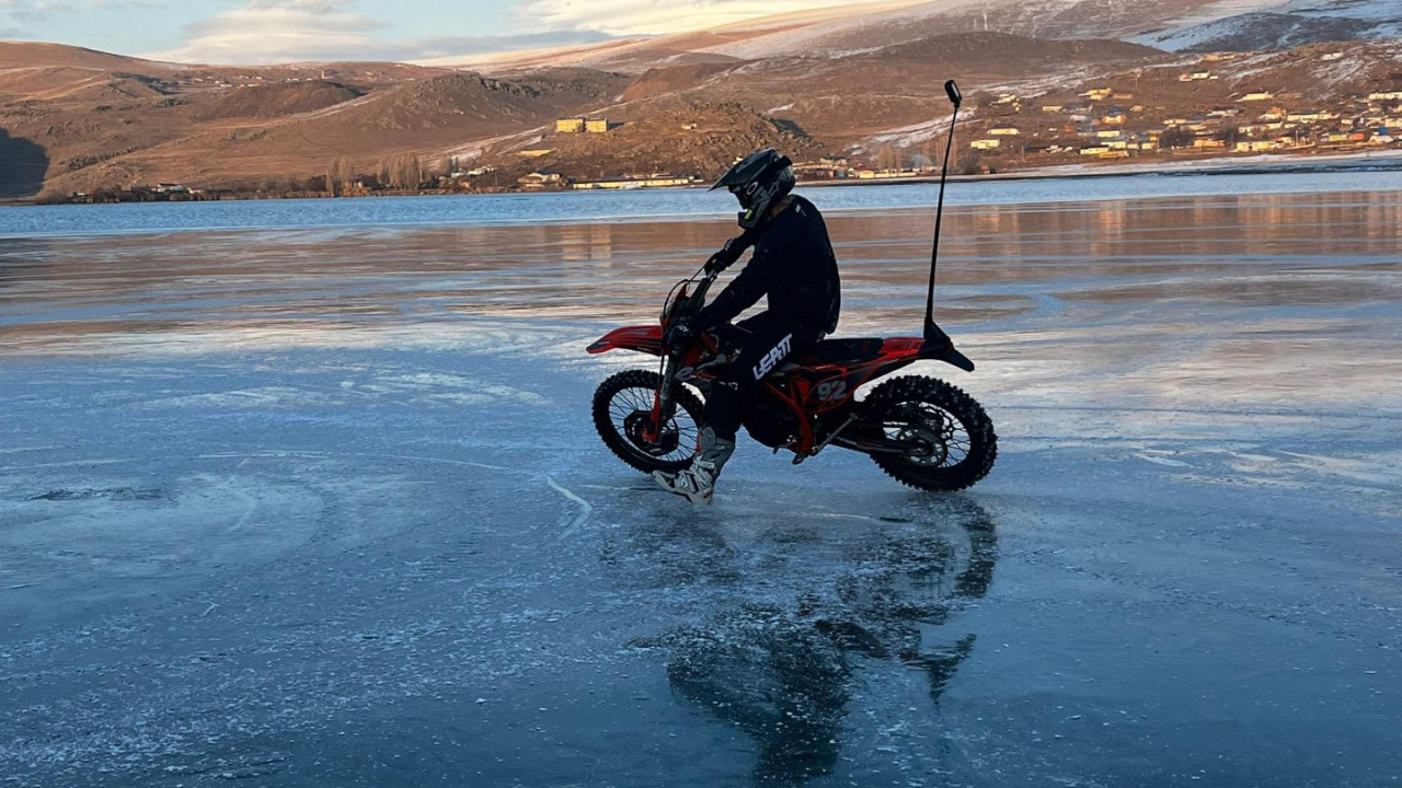 Buz tutmuş göl üzerinde akıl almaz gösteri