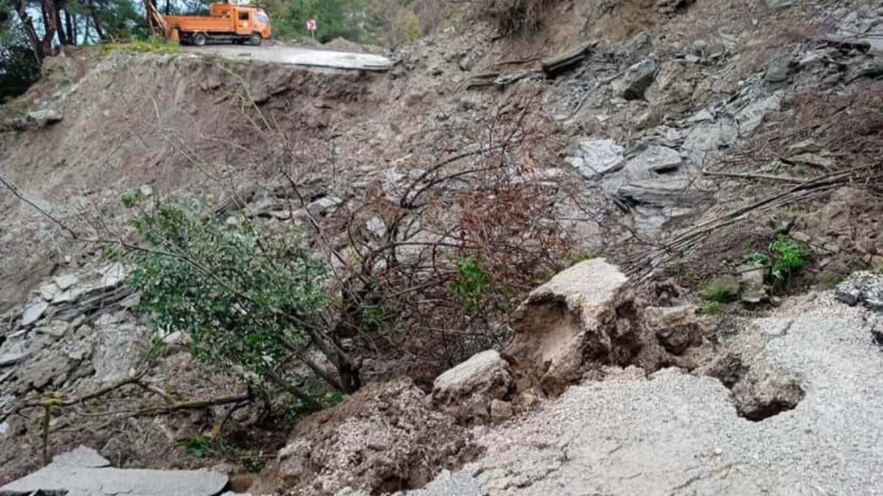 Cide-İnebolu yolunda heyelan: Ulaşıma kapandı