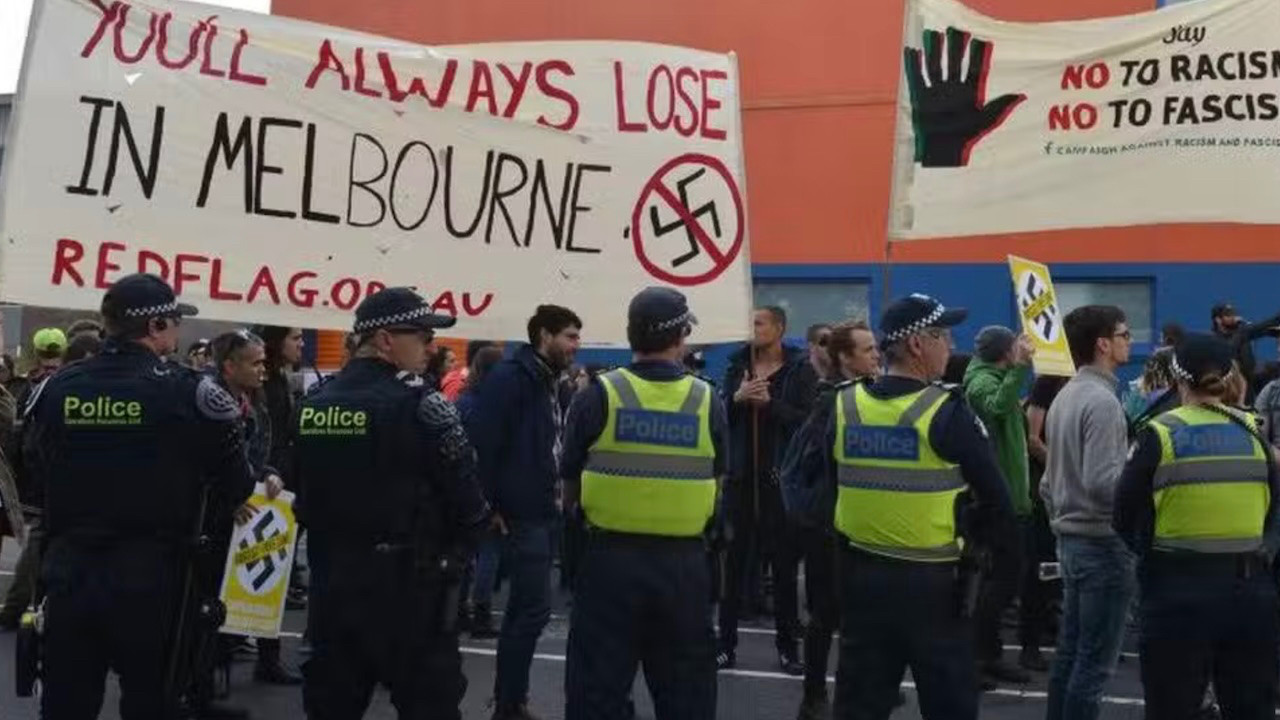 Gamalı haç paylaştı, vizesi iptal edildi