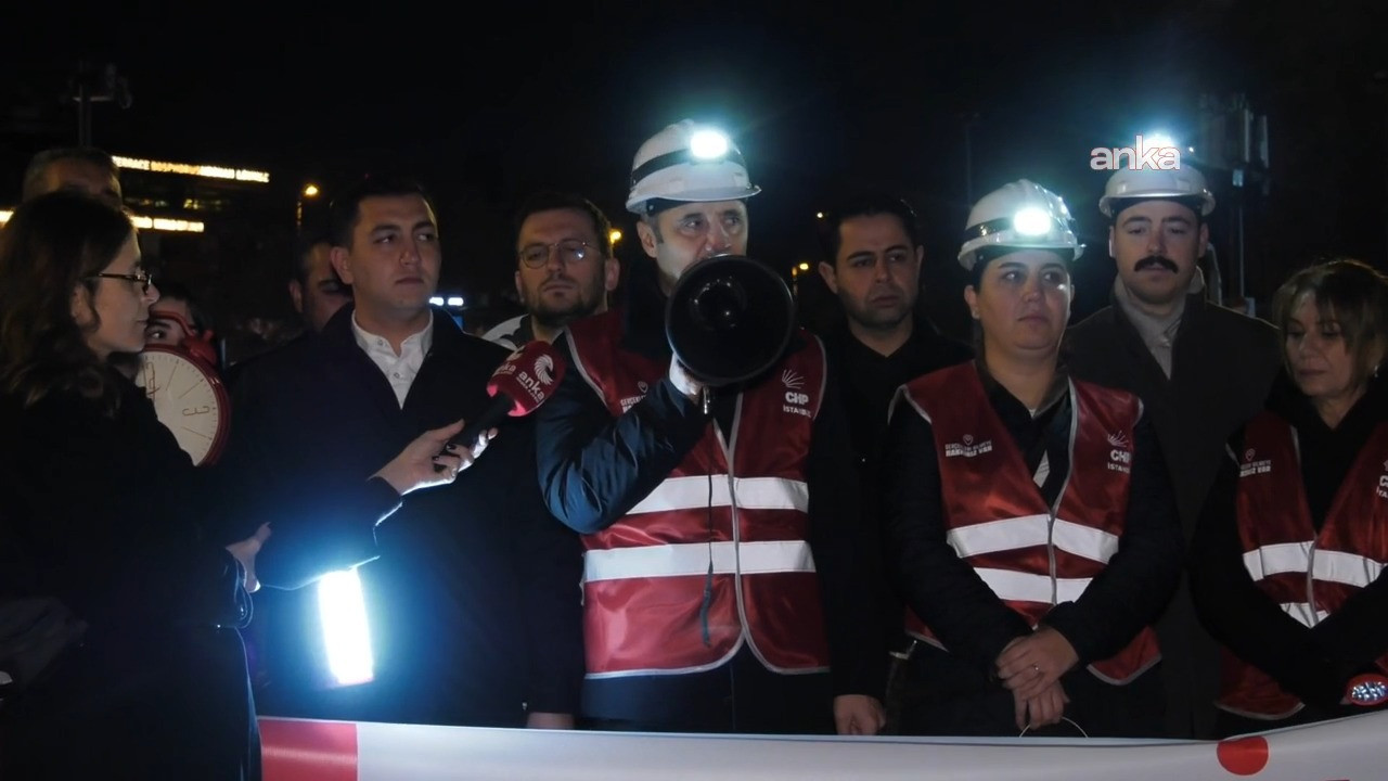 Kalıcı saate fenerli protesto: Sabah karanlık, akşam karanlık