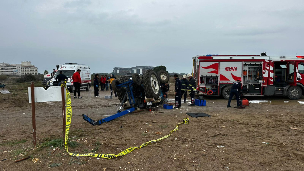 Sahilde traktörün altında kalan gençlerden biri öldü