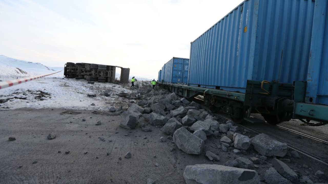Yük treni kamyoneti biçti