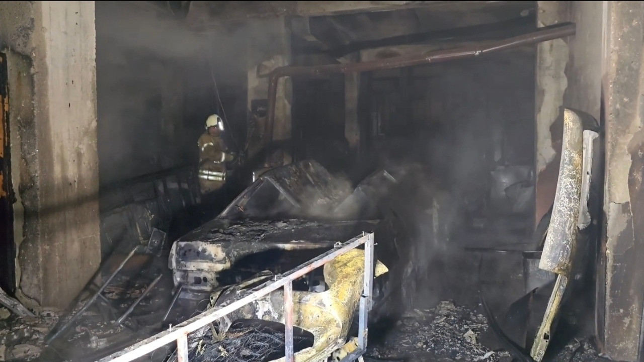 Boya kaporta dükkanında korkutan yangın: 4 araç kullanılamaz hale geldi