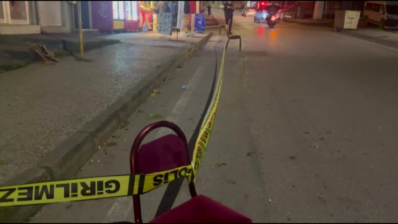 İki grup arasındaki silahlı kavgada yoldan geçen kişi yaralandı