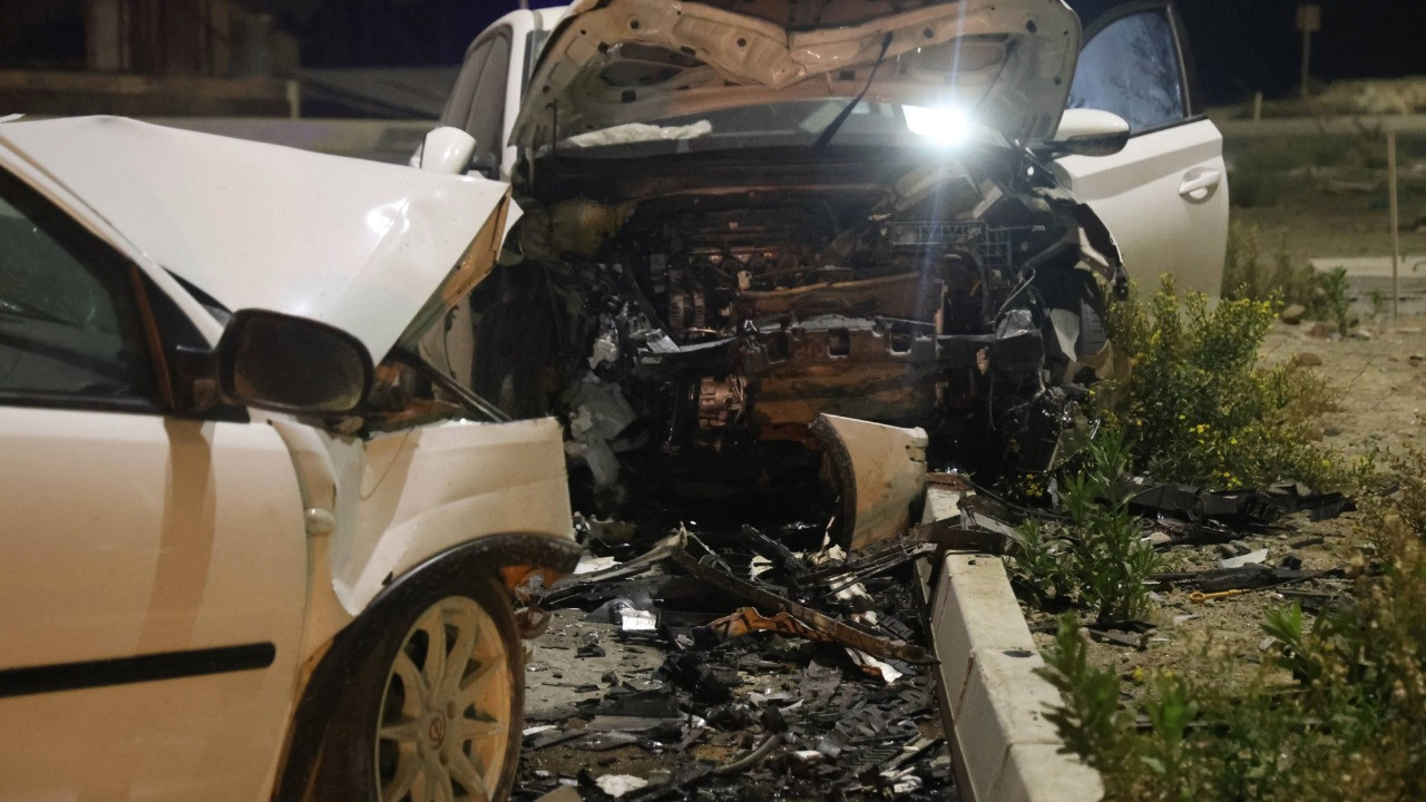 Kafa kafaya çarpışan otomobiller hurdaya döndü