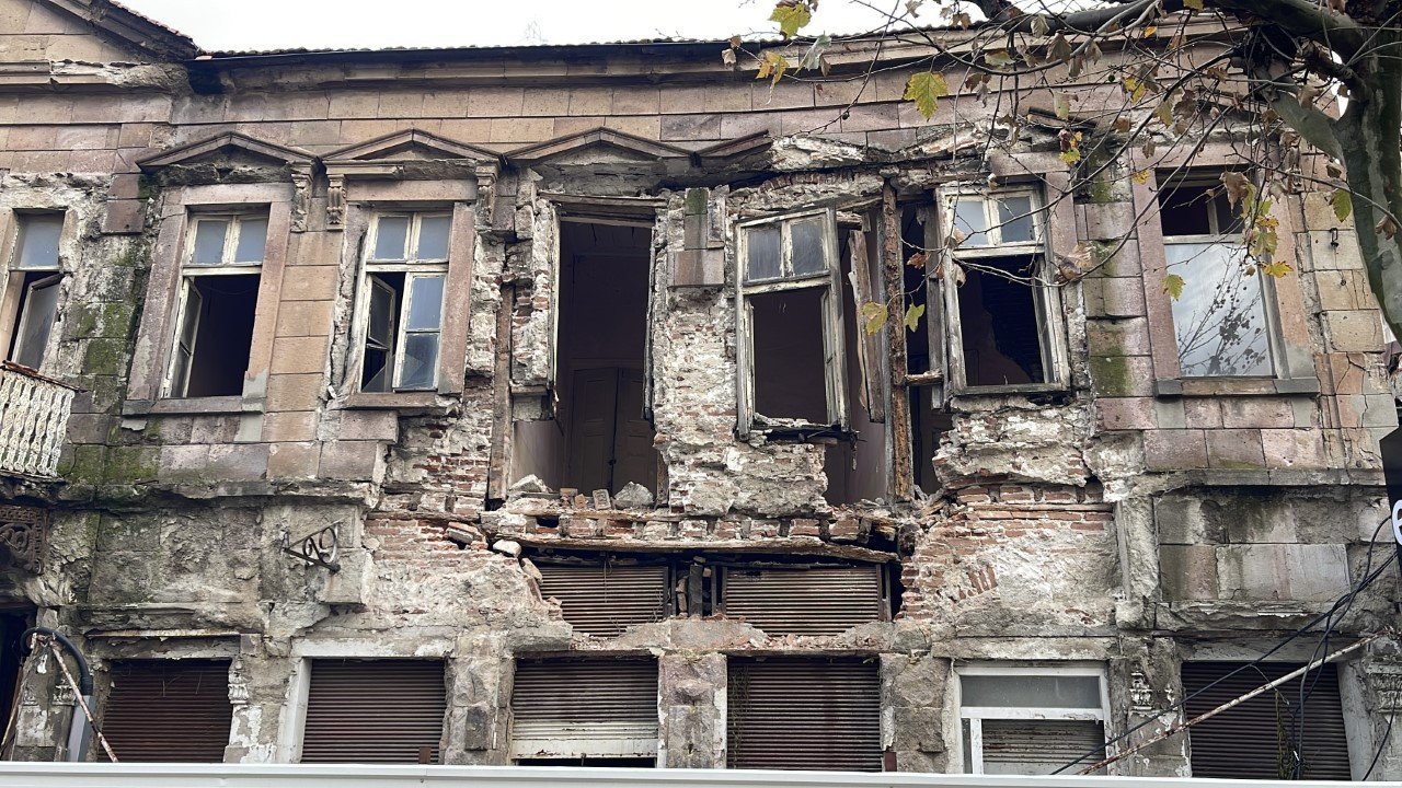 Kentin simgesi tarihi bina yağmura dayanamadı