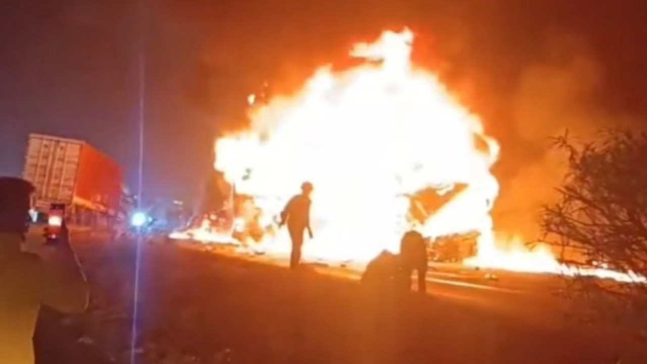 Otobüs ile kamyon çarpıştı: Alev içinde öldüler