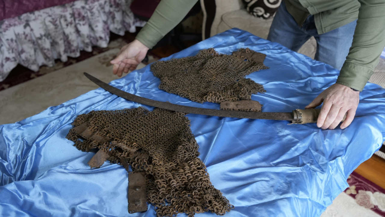 700 yıllık kılıç ve zırhı nesilden nesile koruyorl…