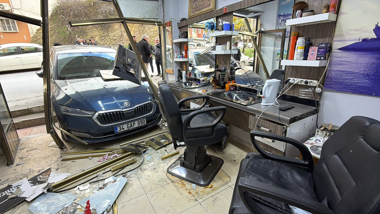 Berber koltuğunda araba çarptı