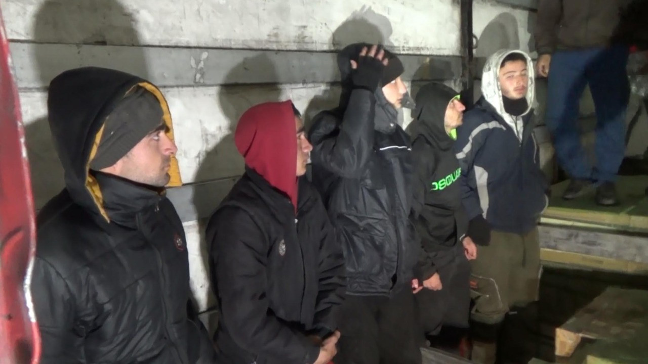 Erzurum'da bir TIR’da 23 göçmen yakalandı