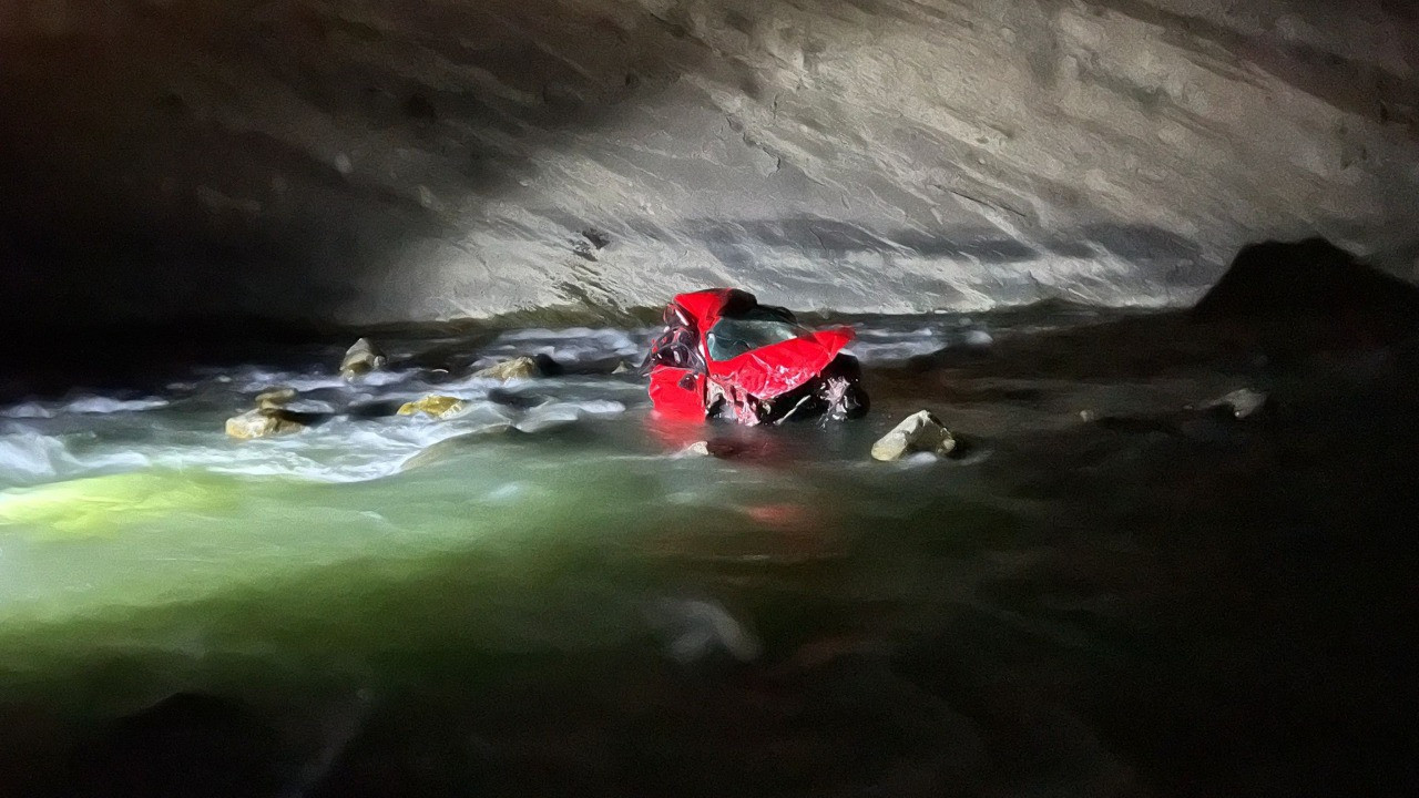 Hafif ticari araç Zap suyuna uçtu: Kayıplar aranıyor