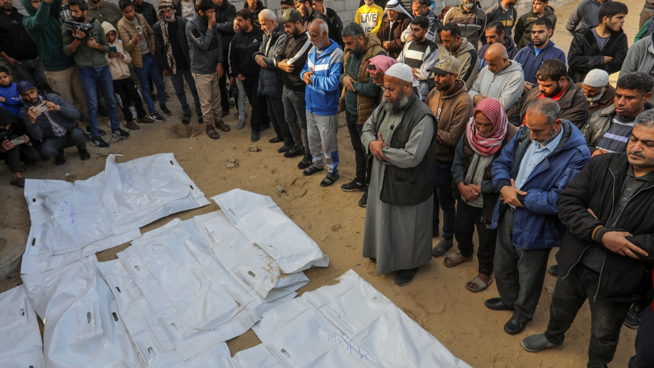 İki yıl önce bombalanan evde aynı aileden 25 kişinin cenazesi bulundu